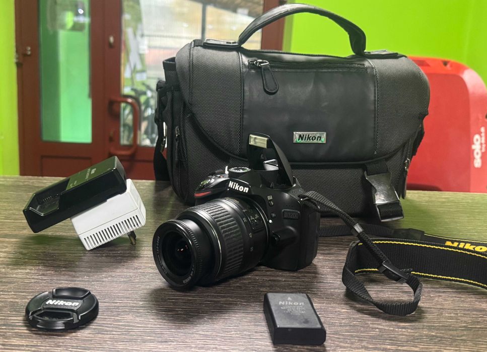 Lustrzanka NIKON D3200 + Obiektyw 18-55 +Bateria +Ładowarka +Pokrowiec