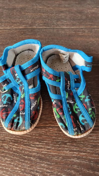 Продам сині кросівки Nike, кімнатні тапочки 20 та 21 розмір