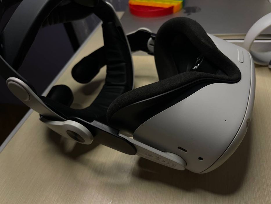 Meta Quest 2 (Oculus Quest 2) 128 ГБ + крепление BOBOVR M2 PLUS