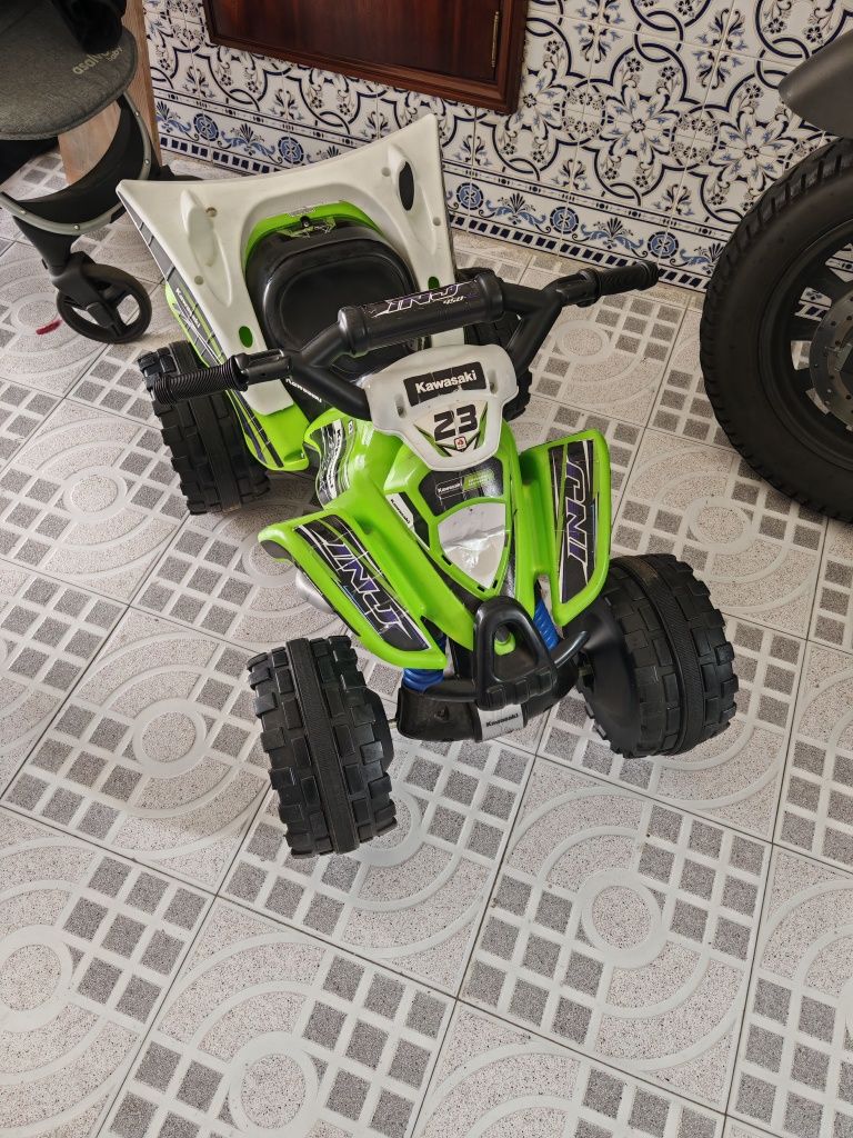 Moto 4 Kawasaki injusa bateria 12v