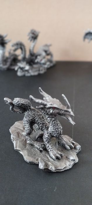 Vendo coleção de dragões de metal