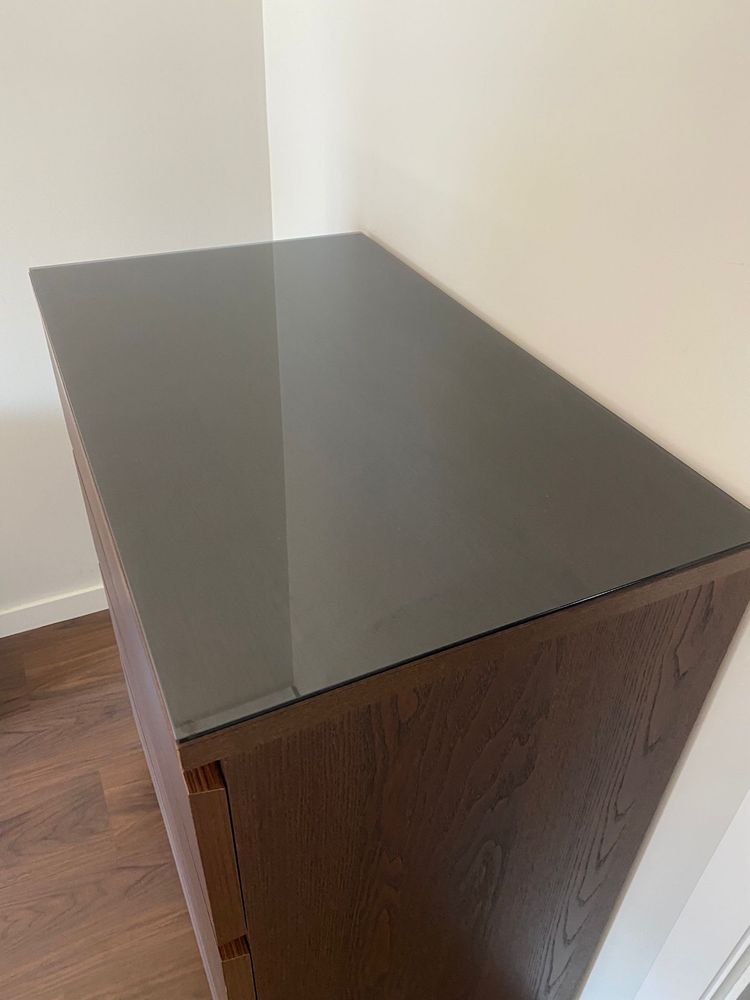 Comoda Ikea de 4 gavetas e tampo em vidro + Mesinha de cabeceira