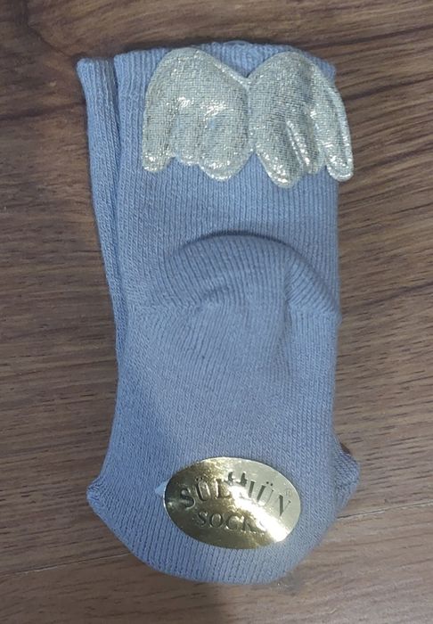 Szare skarpetki, złote skrzydełka