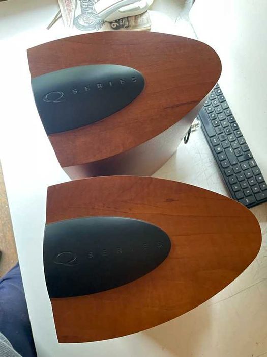 Par de colunas KEF IQ1