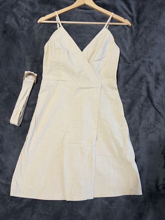 Платье бежевое с поясом