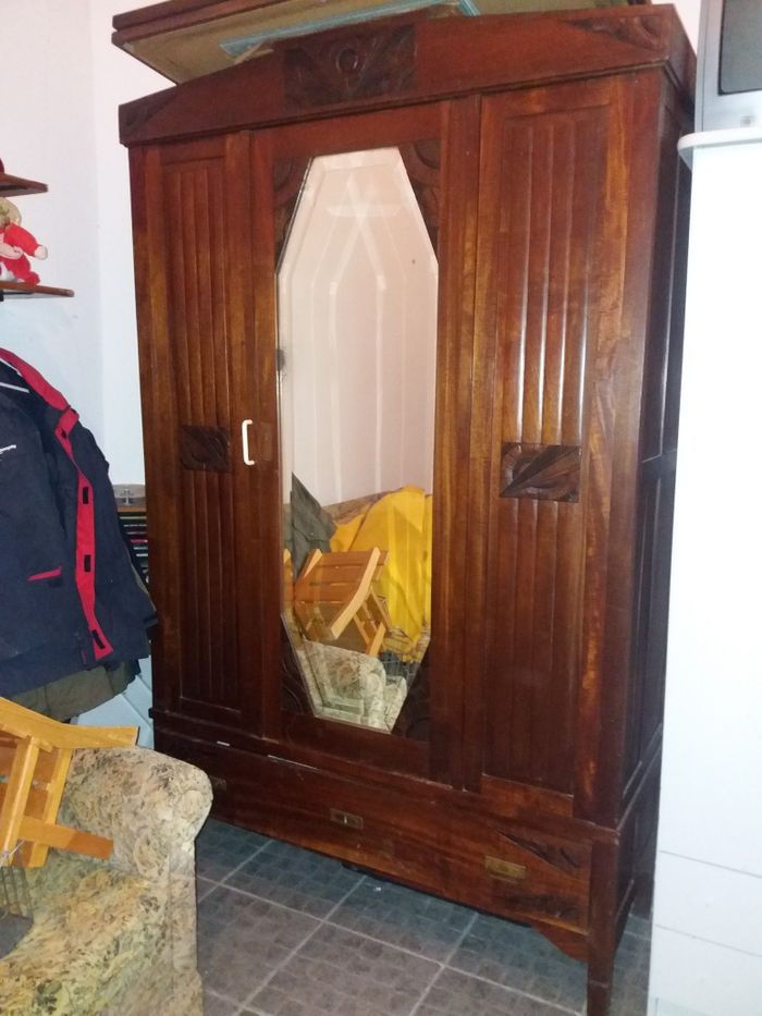 Madeira / Antiga : Cama , mesa cabeceira , armário e comoda c espelho