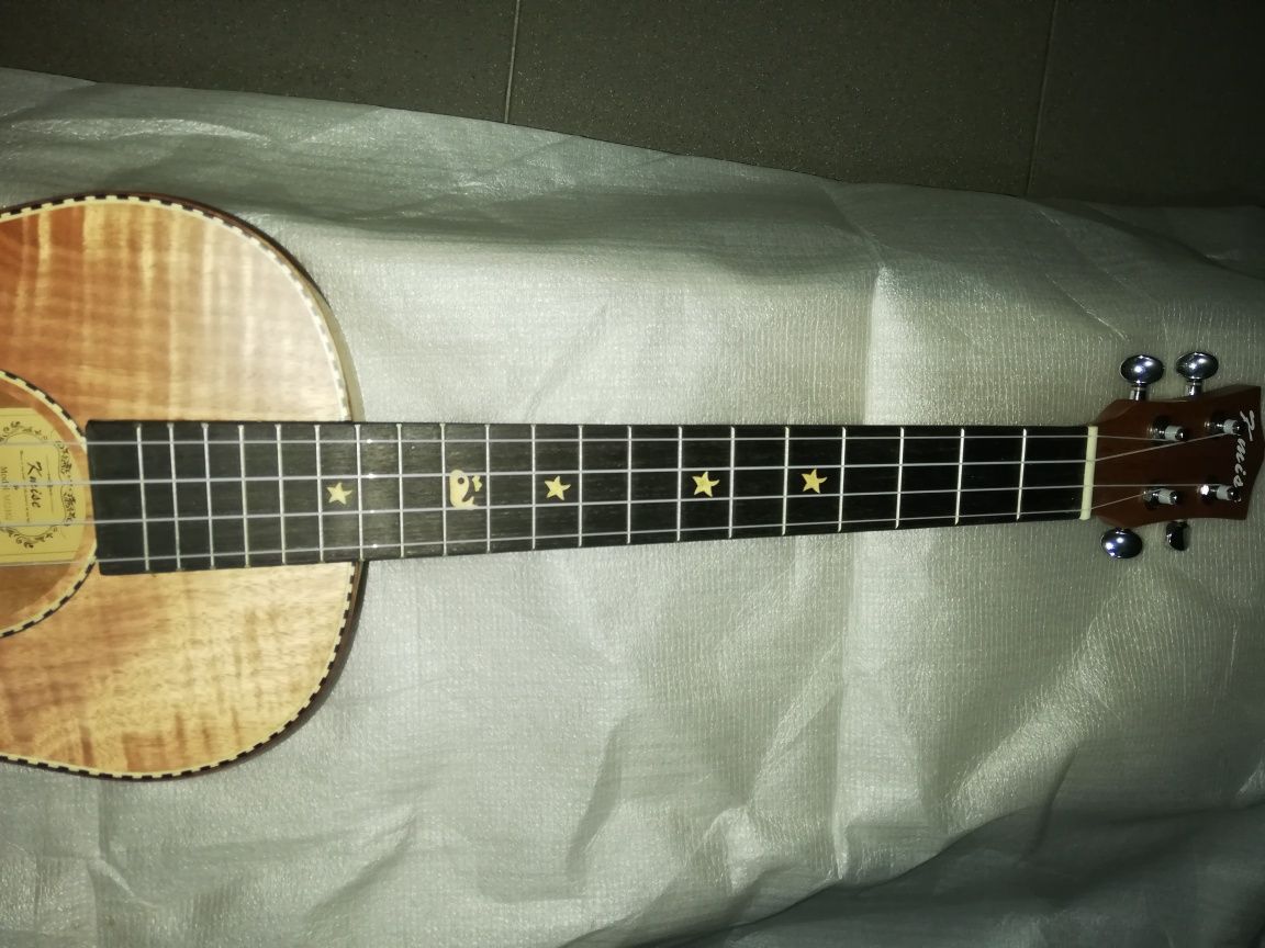 Ukulele baritono de madeira de koa