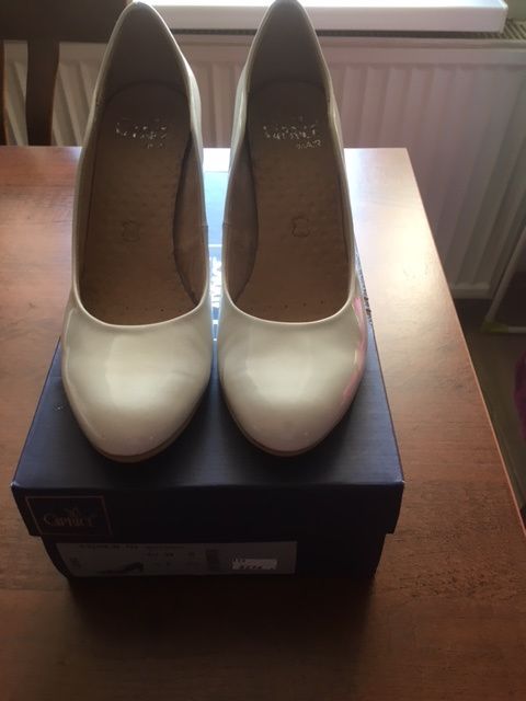 Mam na sprzedaż bardzo ładne buty białe rozmiar 39