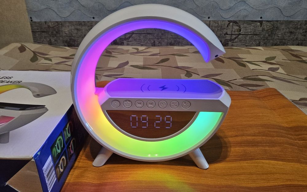 Світильник, годинник, колонка