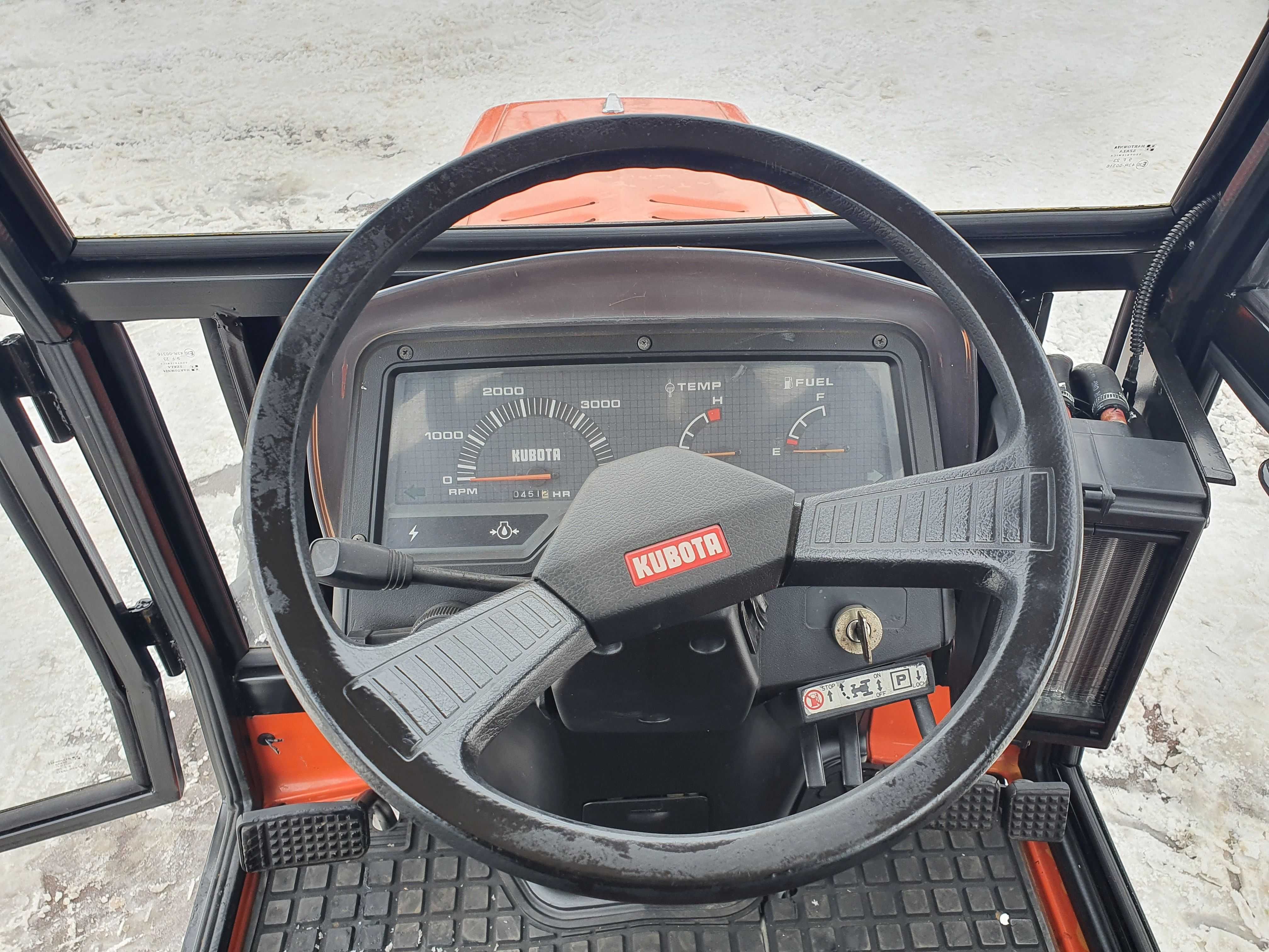Kubota Saturn traktor 4x4 diesel kabina 4-cylindry, pług