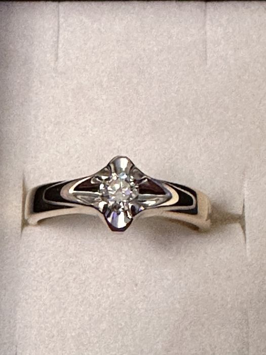 Pierścionek  z brylantem 585