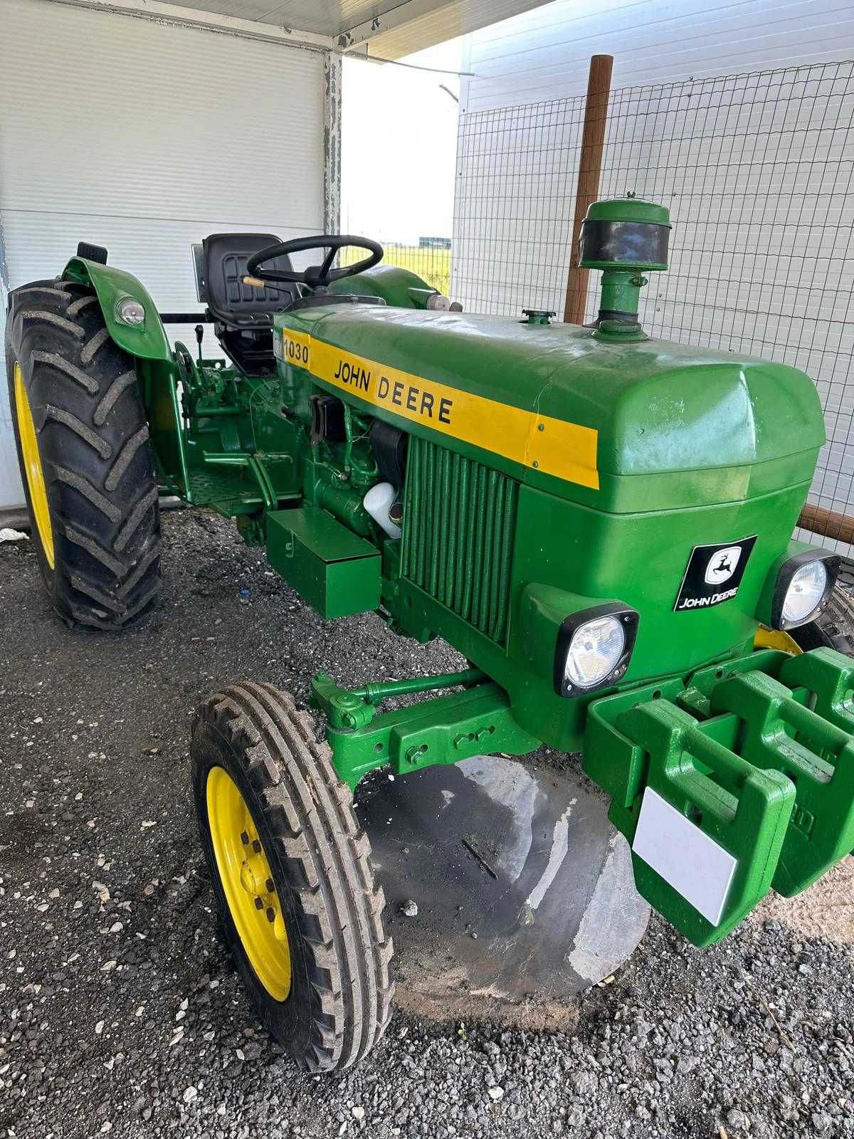 John deere 1030 .