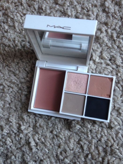 Mac Soft Brown Omega cienie paleta cieni do powiek Snowglobe roz