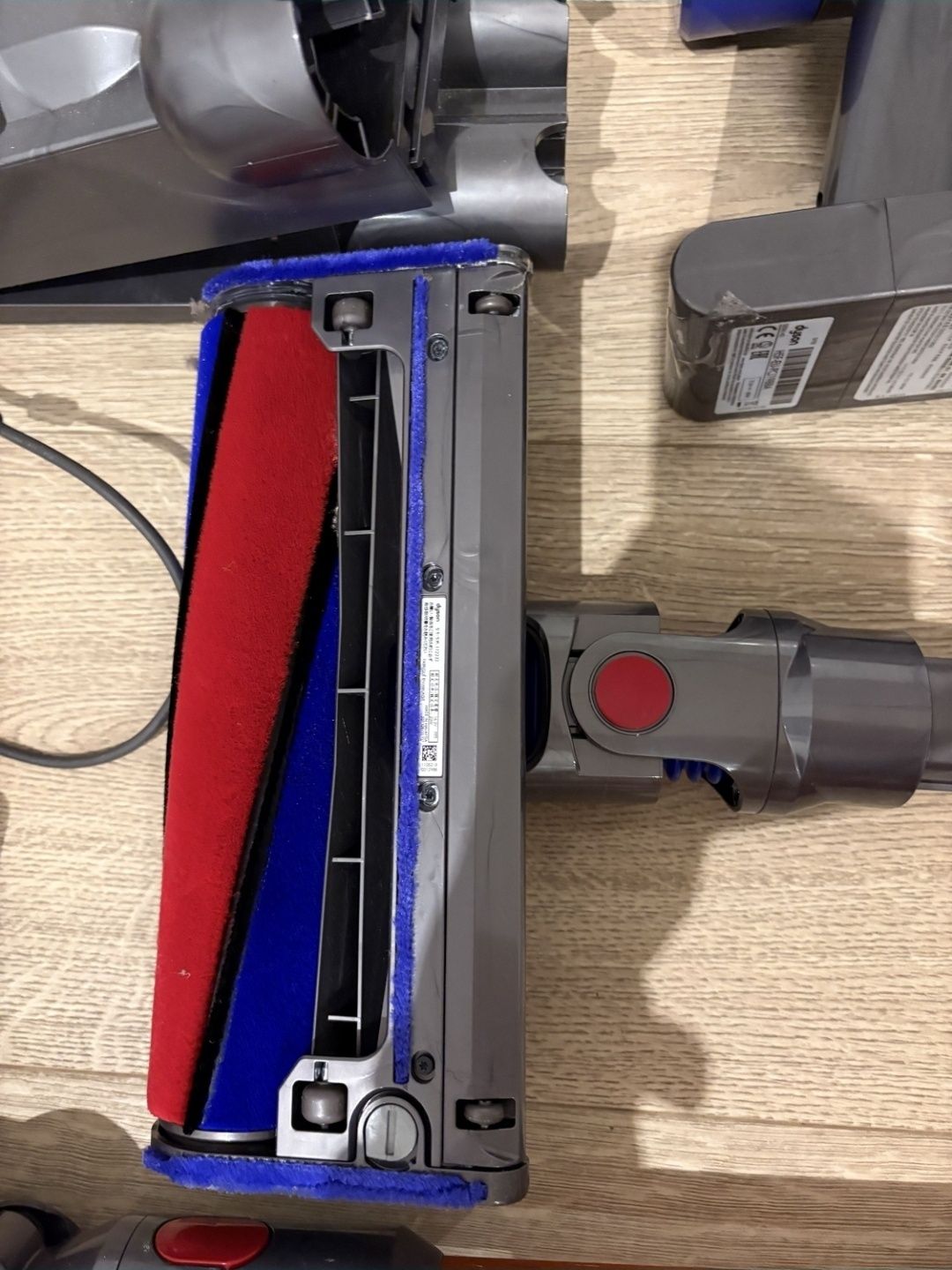 Dyson V8 absolute + 7 końcówek