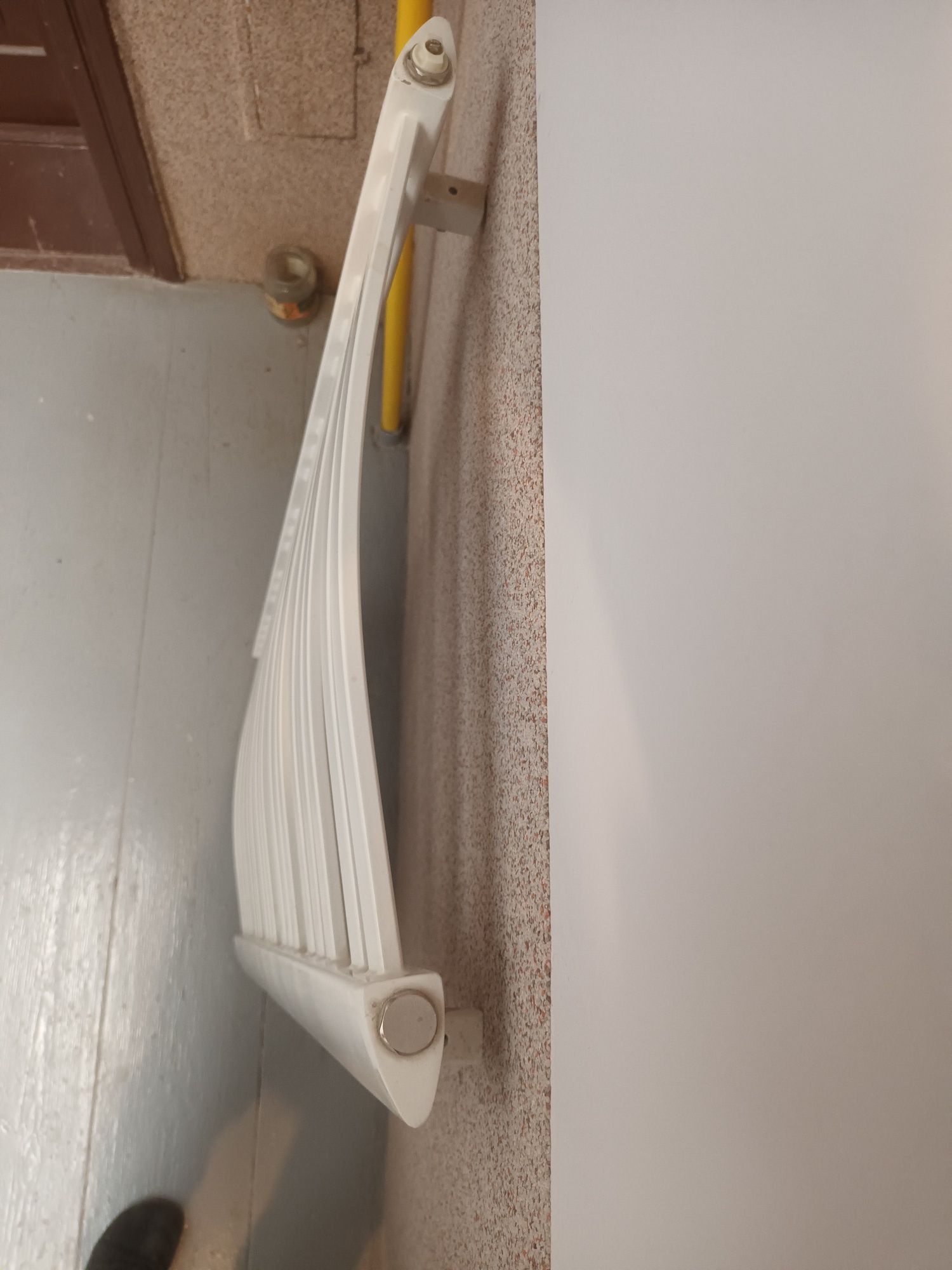 Grzejnik łazienkowy 123x55 cm 700 w