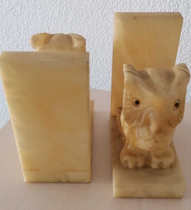 Suporte/apoio para livros, em pedra