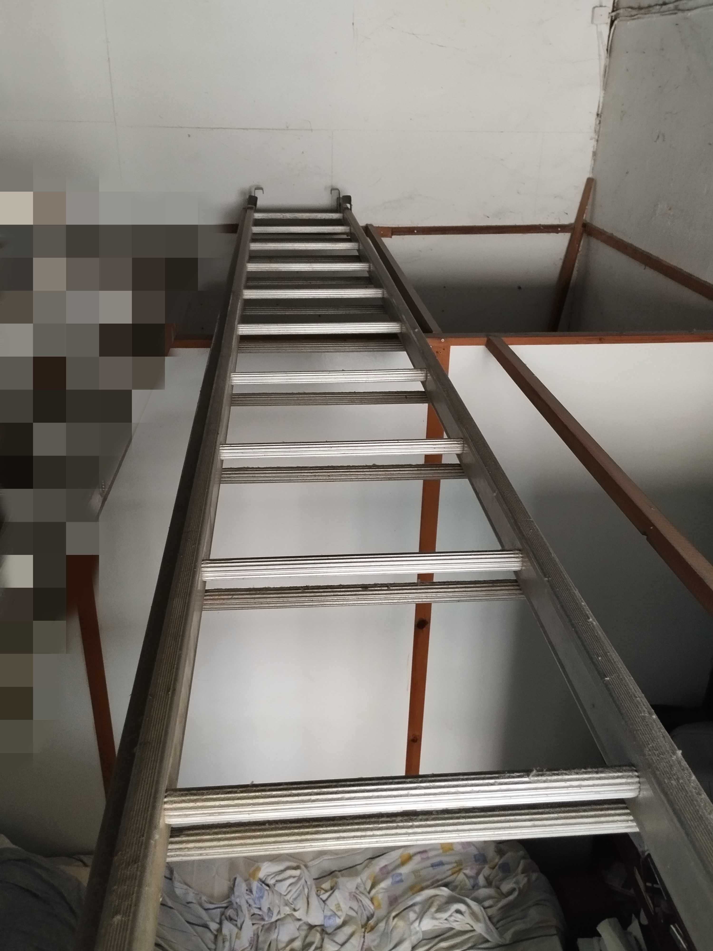 Escada extensível com vinte e dois degraus.