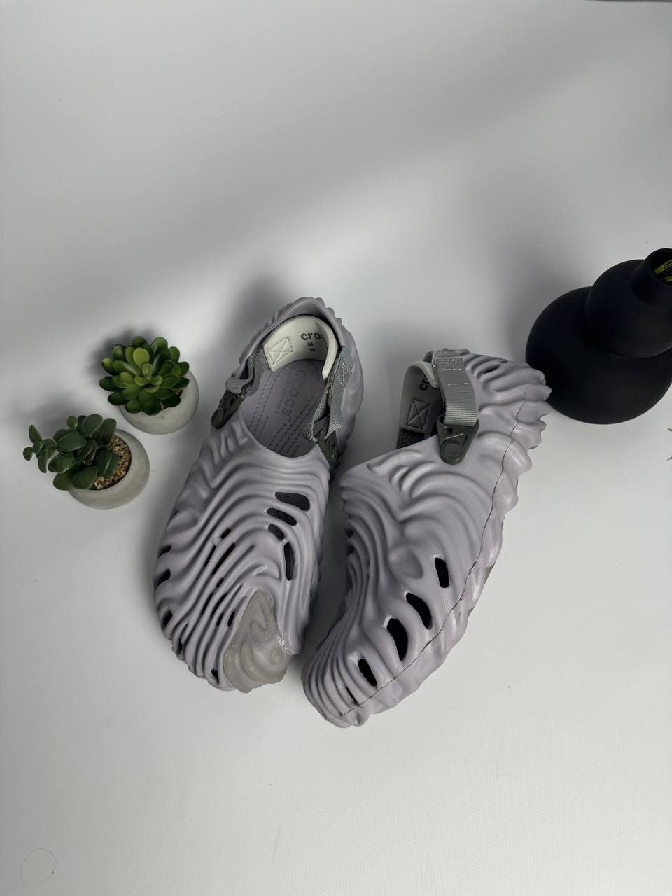 CROCS X SELEHE BEMBURY є п'ять різних кольорів