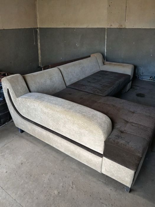 Великий диван у вітальню буквою Г