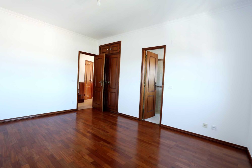 Duplex T3+1 com 201m2 construídos, 178m2 úteis e garagem Box