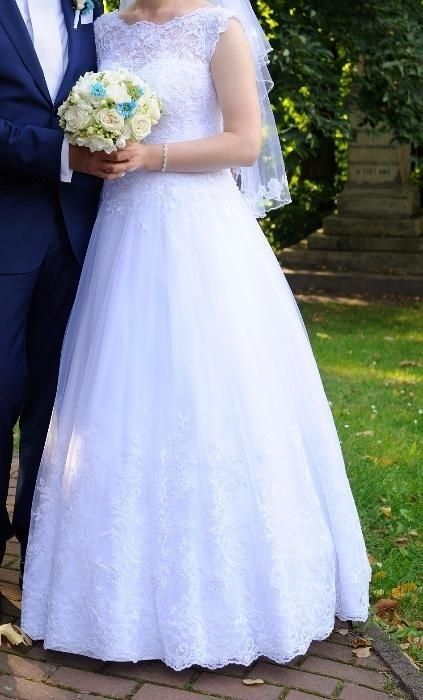 Piękna suknia ślubna, koronkowa, rozmiar 40 + welon