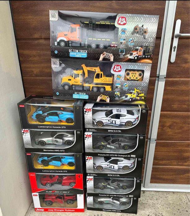 Є різні машини на пульт