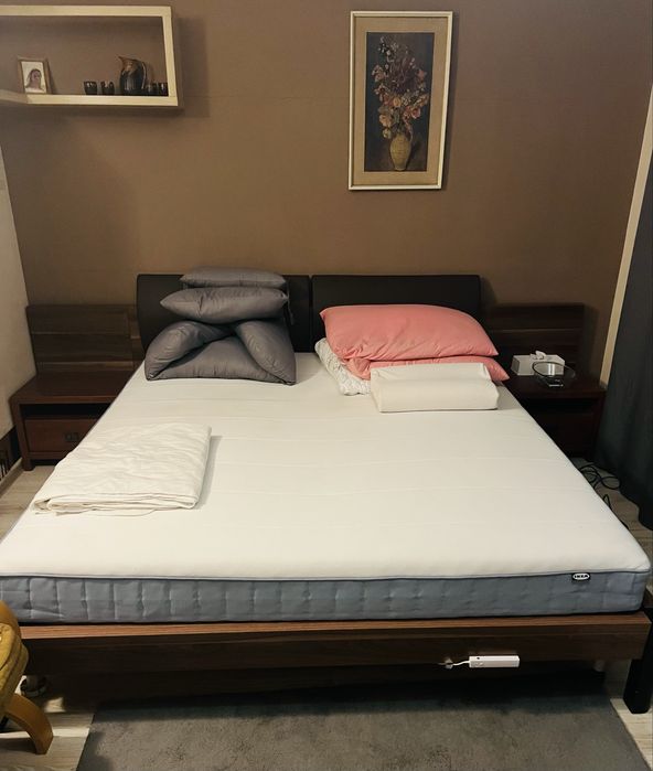 Sprzedam małżeńskie łóżko wraz z materacem i pokrowcem na materac