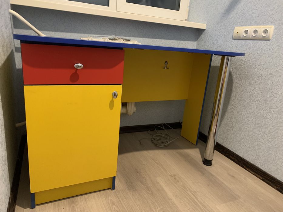 Ліжко з матрацом , шафа, стіл , комод , шведська стінка