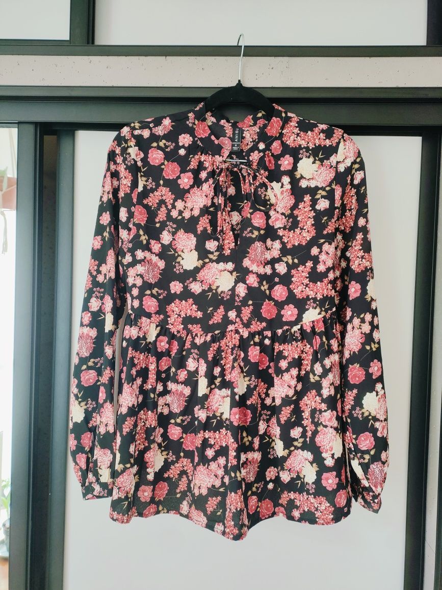 Czarna elegancka bluzka deseń floral Amisu S M