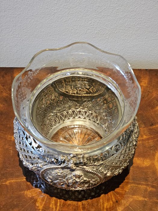 Wazon że srebra bogato zdobiony z reliefem rocaille