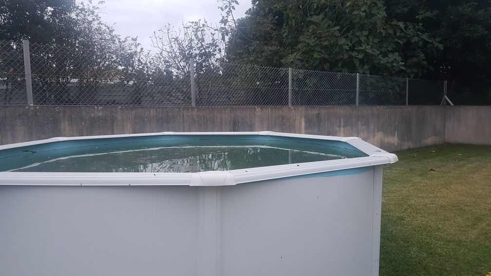 Piscina usada só  tem um ano de uso