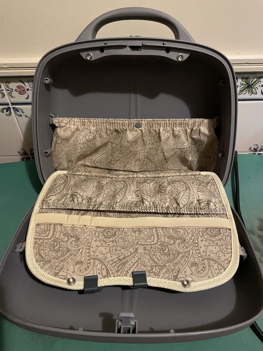 Mala de artigos pessoais e de cosmética para viagem.