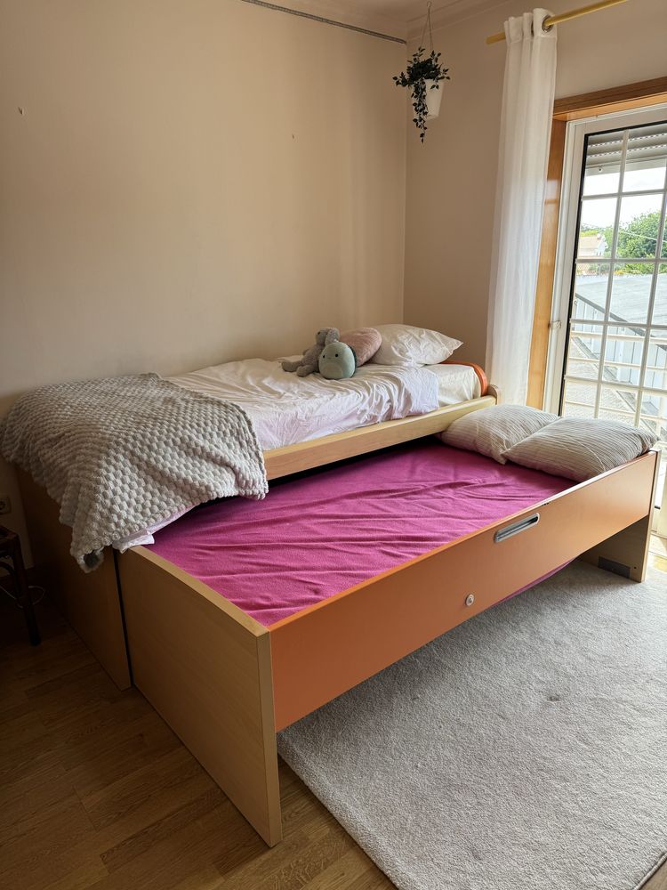 Cama dupla com 2 colchoes e arrumaçao