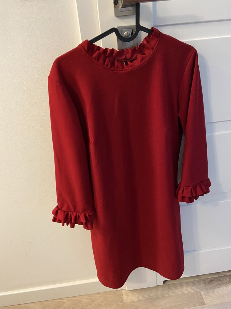 Czerwona krótka sukienka mini elegancka z falbanką