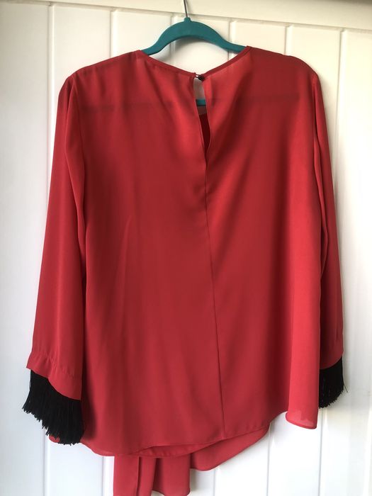 Camisa cor vermelha com franjas pretas