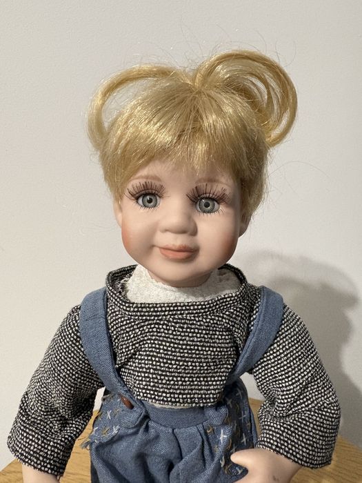 Lalka Porcelanowa 31 cm Dziecko Blond Włosy Kombinezon Stojak