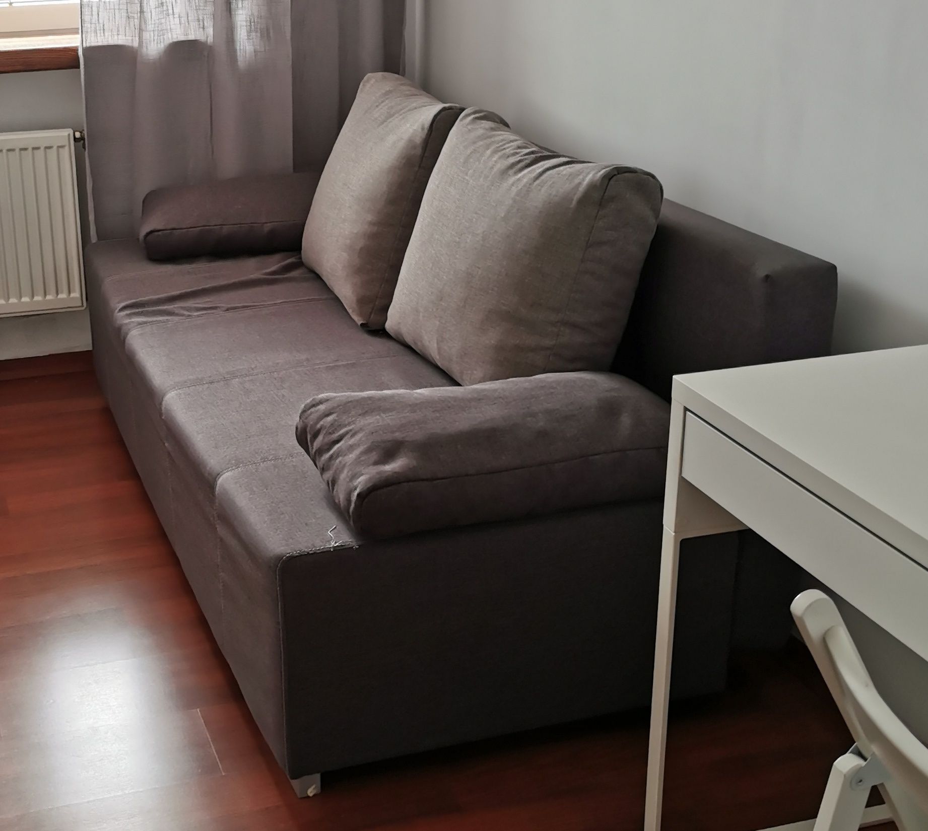 Sofa rozkładana z funkcją spania i pojemnikiem na pościel