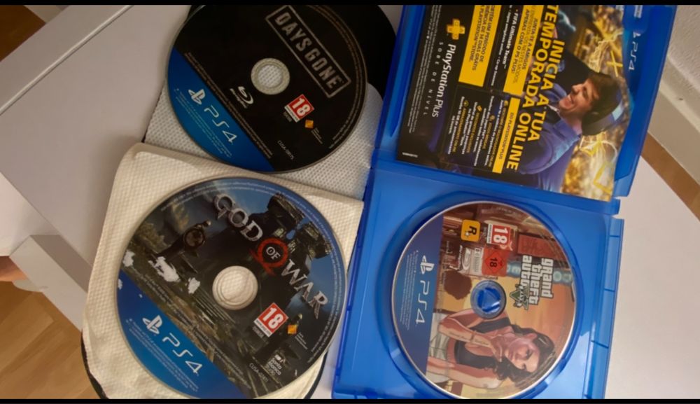 Ps4 com Jogos e comandos