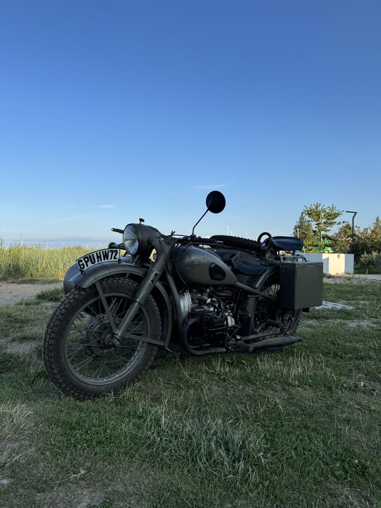 Motocykl z koszem M72 stylizowany na BMW R71