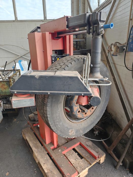 Montażownica pionowa opon ciężarowych i rolniczych M&B Engineering