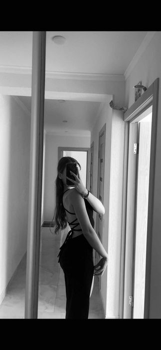 Красива сукня з відкритою спиною,а також високим розрізом по нозі.