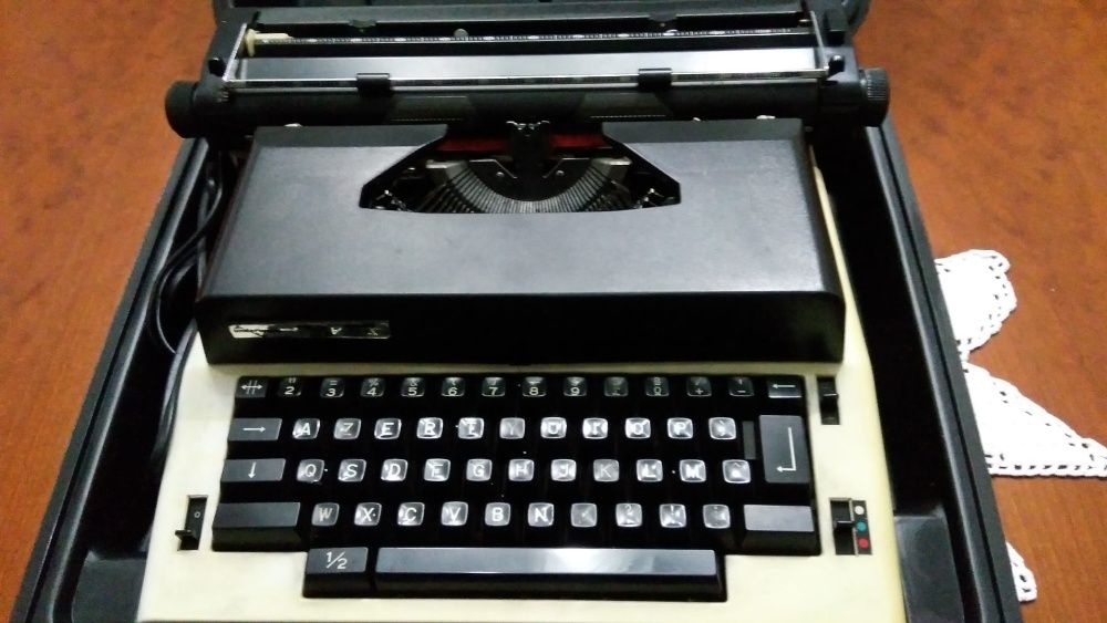 Máquina de Escrever Eléctrica (Typewriter) UNDERWOOD