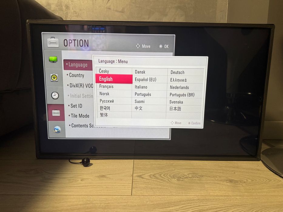 Totem reklamowy pionowy LG 32SE3B‑B 32″monitor reklamowy 24/7 digital