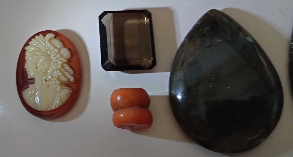 Koral antykwaryczny,kwarc dymny kamea + labradoryty kamienie naturalne
