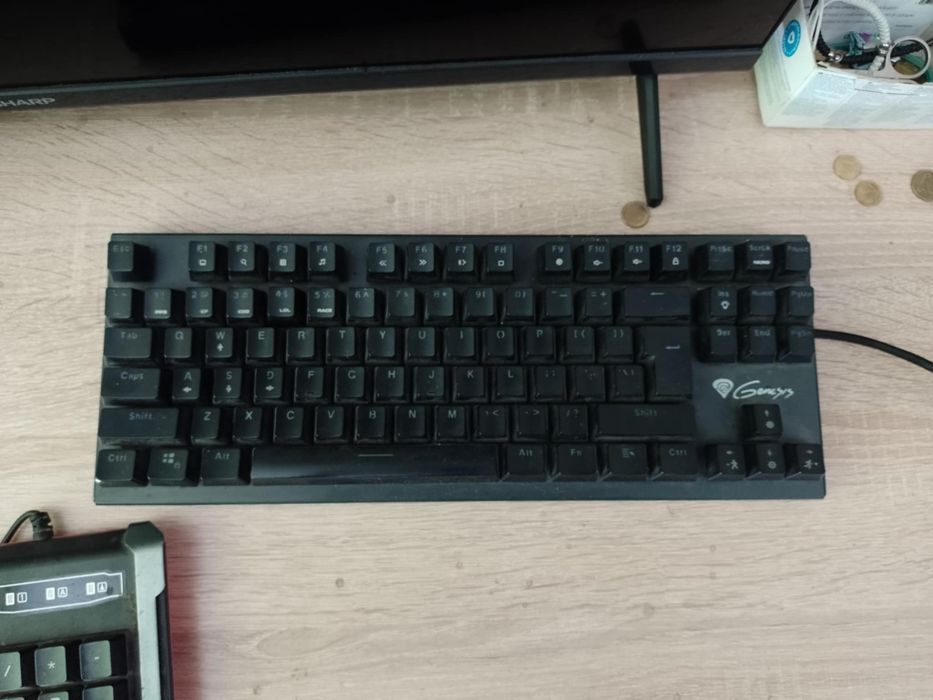 Sprzedam dwie klawiatury i słuchawki