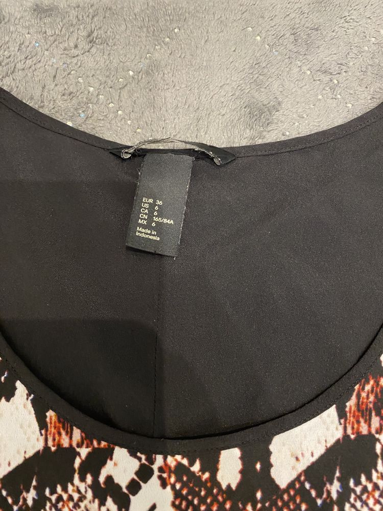 Zwiewna bluzka H&M rozmiar 36 print węża podkoszulek na ramiączkach
