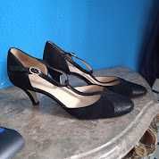 Sapatos de senhora, em pele, abertos de lado