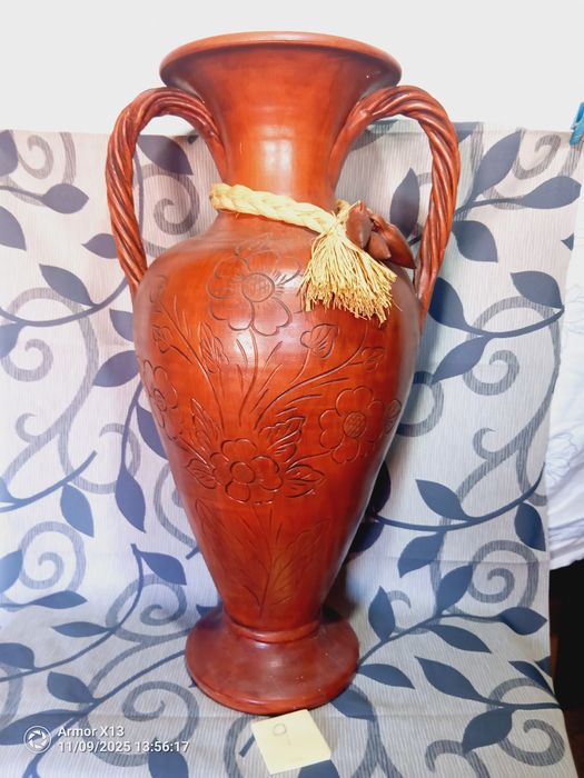 1 jarra estilo chinesa , um pedestal com busto e uma jarra grande