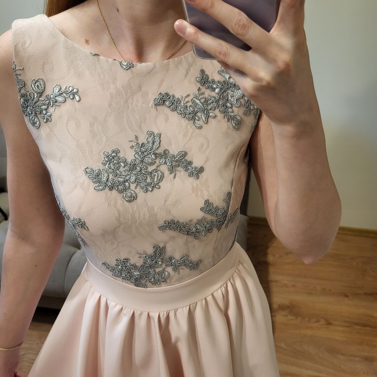 Sukienka pudrowy róż ze srebrnymi zdobieniami, rozmiar XS/S