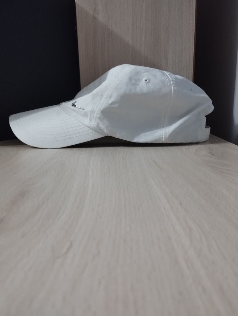 Biała czapka Nike